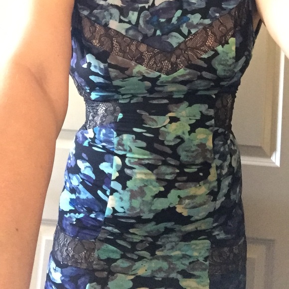 Beautiful floral and lace trim dress - Picture 2 of 6